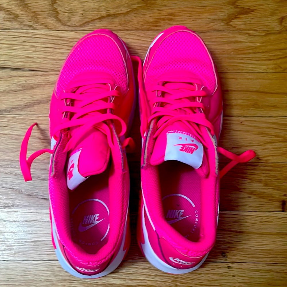 Woman Nike shoe size 9